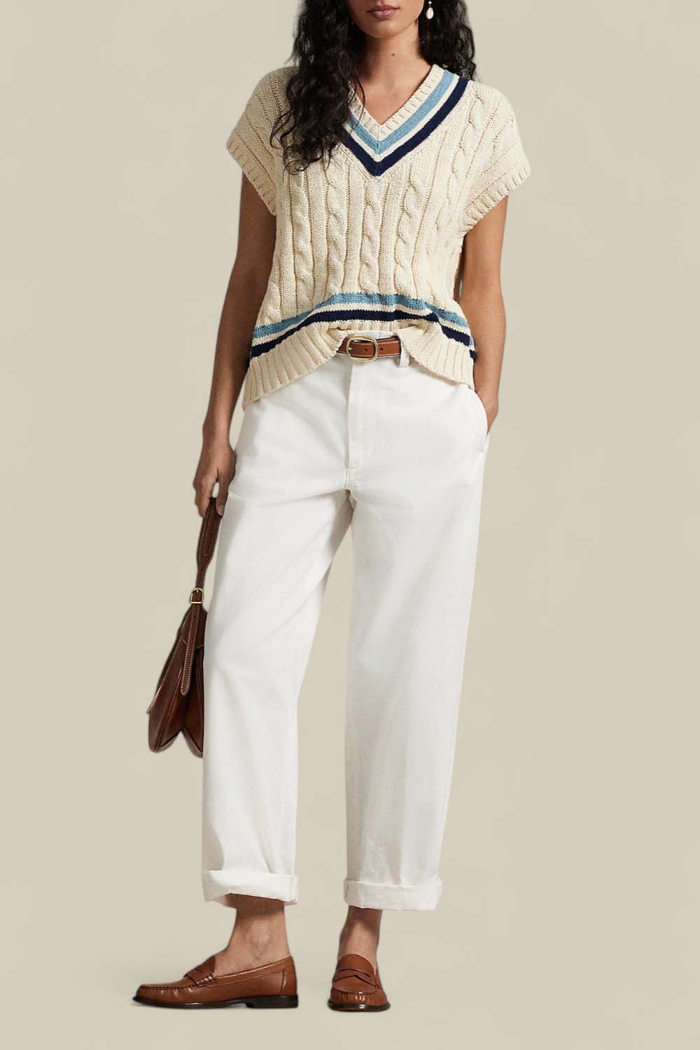 תמונת כל הלוק של אפודה עם צווארון וי